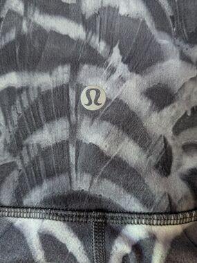 Rare Lululemon Women's Plume Printed Cropped Leggings